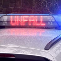 Die Leuchtschrift "Unfall" auf dem Dach eines Polizeiwagens (Symbolbild): Der Geisterfahrer verursachte mehrere Unfälle auf der Autobahn 2.