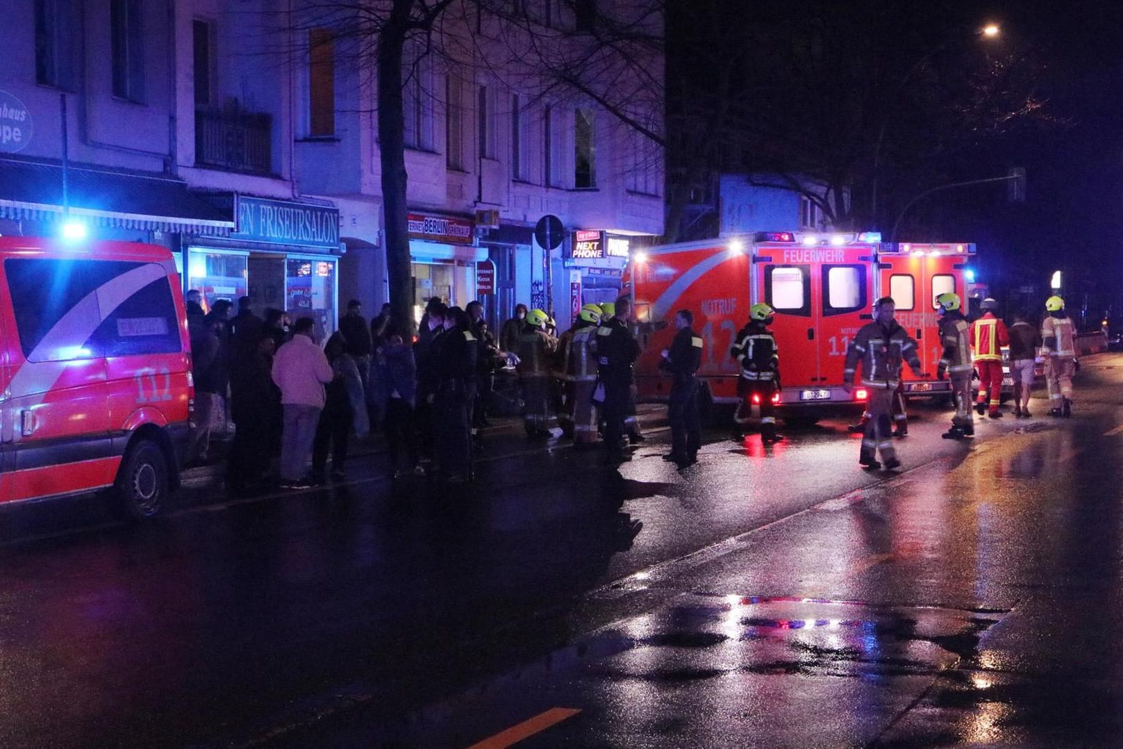 Feuerwehr in Berlin-Neukölln: In der Nacht wurden 20 Personen gerettet.