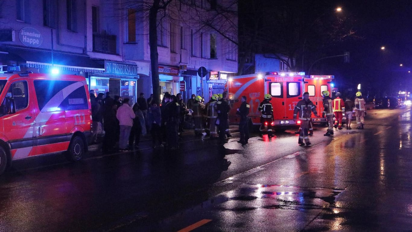 Feuerwehr in Berlin-Neukölln: In der Nacht wurden 20 Personen gerettet.