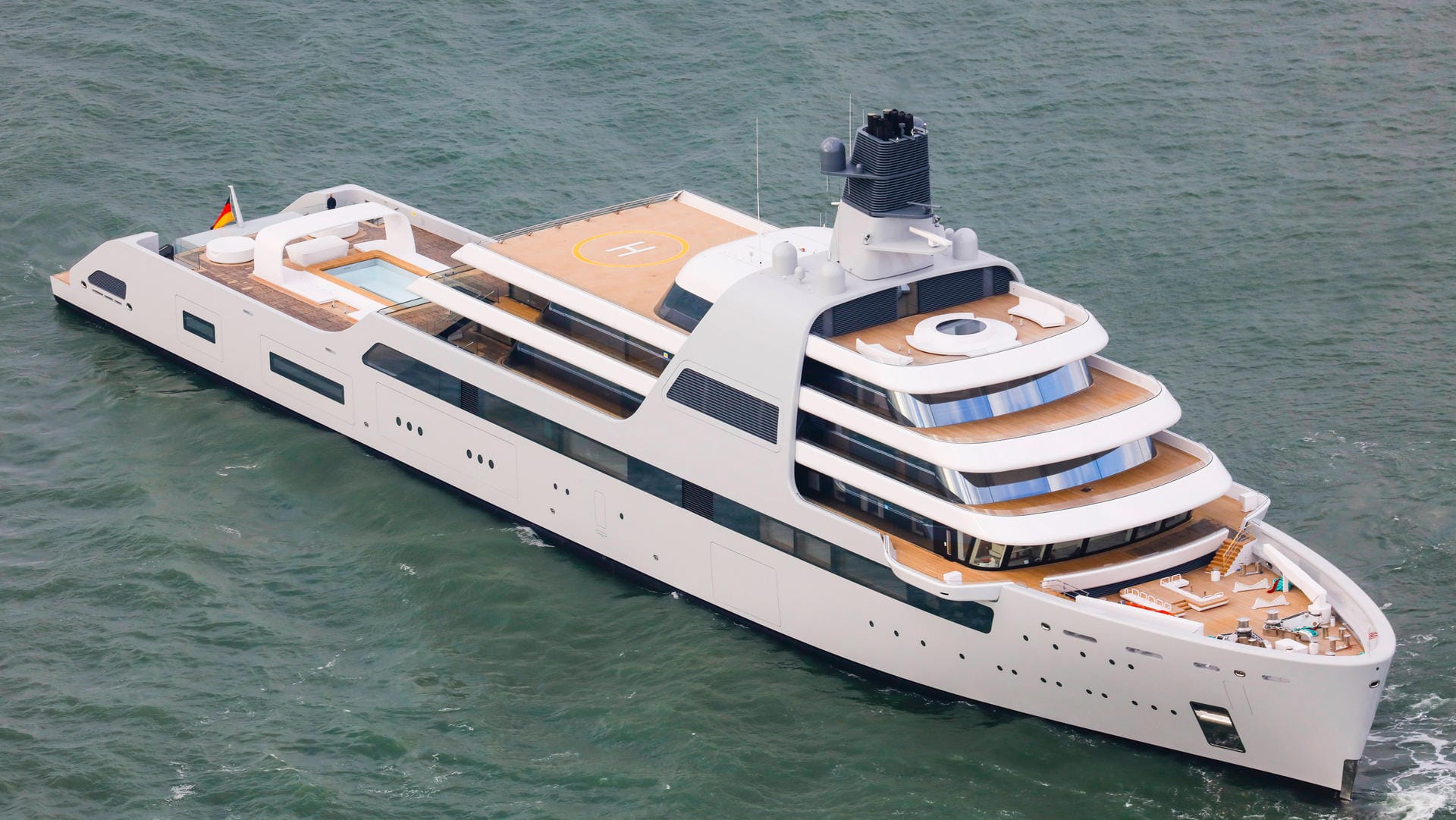 Luftaufnahme der 139 Meter langen Superyacht Solaris (Archivbild): Sie wurde von der Lloyd-Werft Bremerhaven für den russischen Oligarchen Roman Abramowitsch gebaut. Luftaufnahme der 139 Meter langen Superyacht Solaris (Archivbild): Sie wurde von der Lloyd-Werft Bremerhaven für den russischen Oligarchen Roman Abramowitsch gebaut.