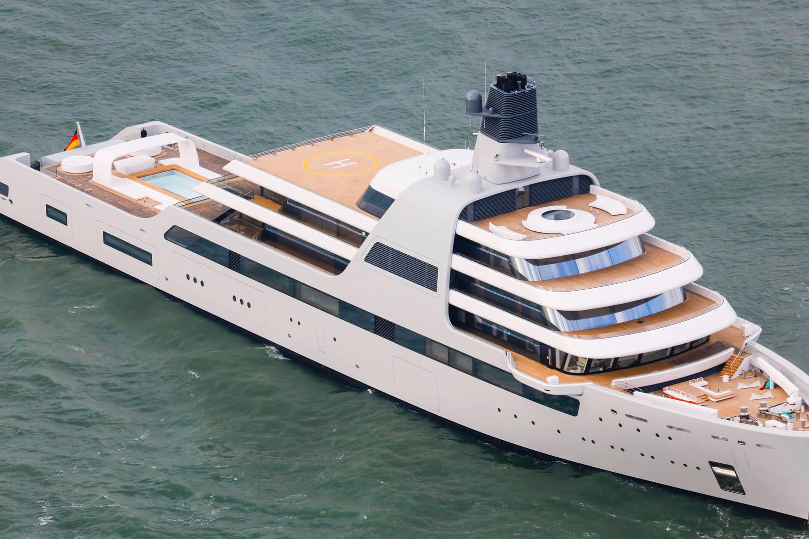 Luftaufnahme der 139 Meter langen Superyacht Solaris (Archivbild): Sie wurde von der Lloyd-Werft Bremerhaven für den russischen Oligarchen Roman Abramowitsch gebaut. Luftaufnahme der 139 Meter langen Superyacht Solaris (Archivbild): Sie wurde von der Lloyd-Werft Bremerhaven für den russischen Oligarchen Roman Abramowitsch gebaut.