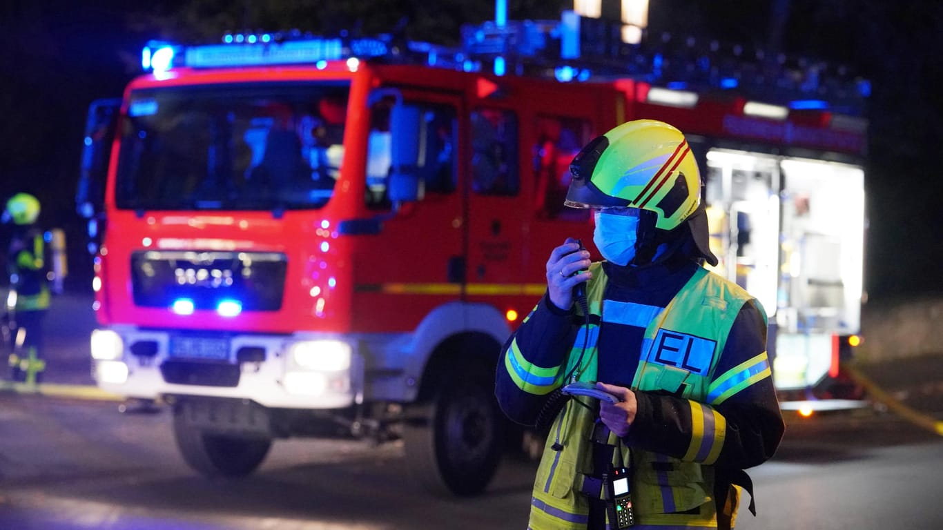 Ein Feuerwehrmann bei einem Einsatz (Symbolbild): 100 Kräfte der Feuerwehr waren bei einem Brand vor Ort.