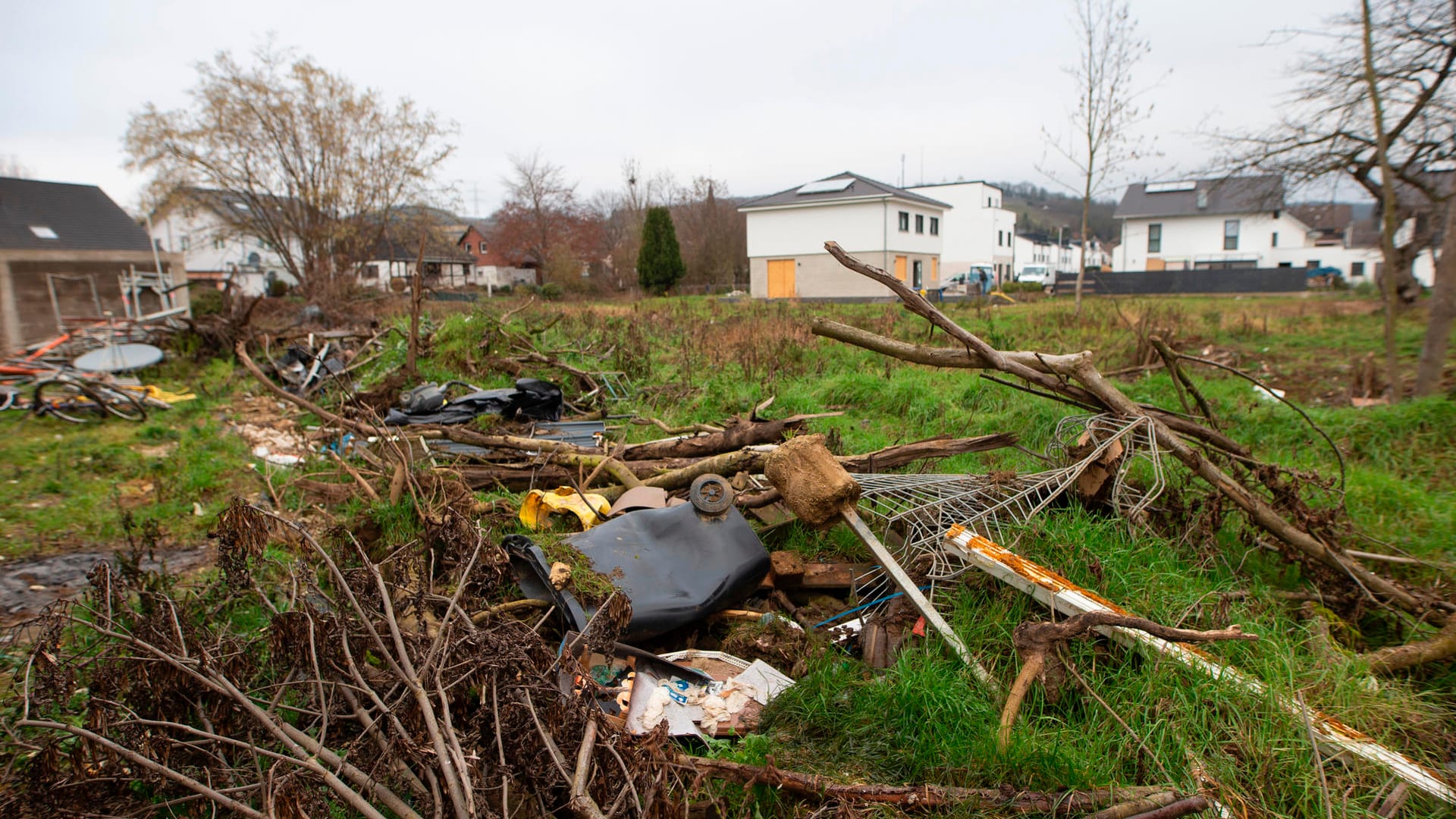 Unrat und Holz liegen auf einem Grundstück in Bad Neuenahr: Noch immer sind die Anwohner jeden Tag mit dem Wiederaufbau beschäftigt.