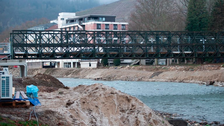 Die Behelfsbrücke von Bad Neuenahr-Ahrweiler: Zahlreiche Straßen und Häuser wurden von der Flut im Sommer beschädigt oder weggespült.