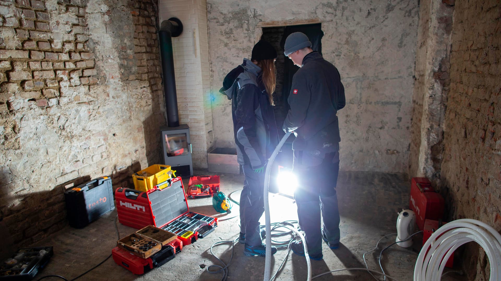 Helfer bei der Installation einer Heizung: Beim t-online-Besuch im Ahrtal wird die 1000. Anlage für Anwohner eingerichtet.