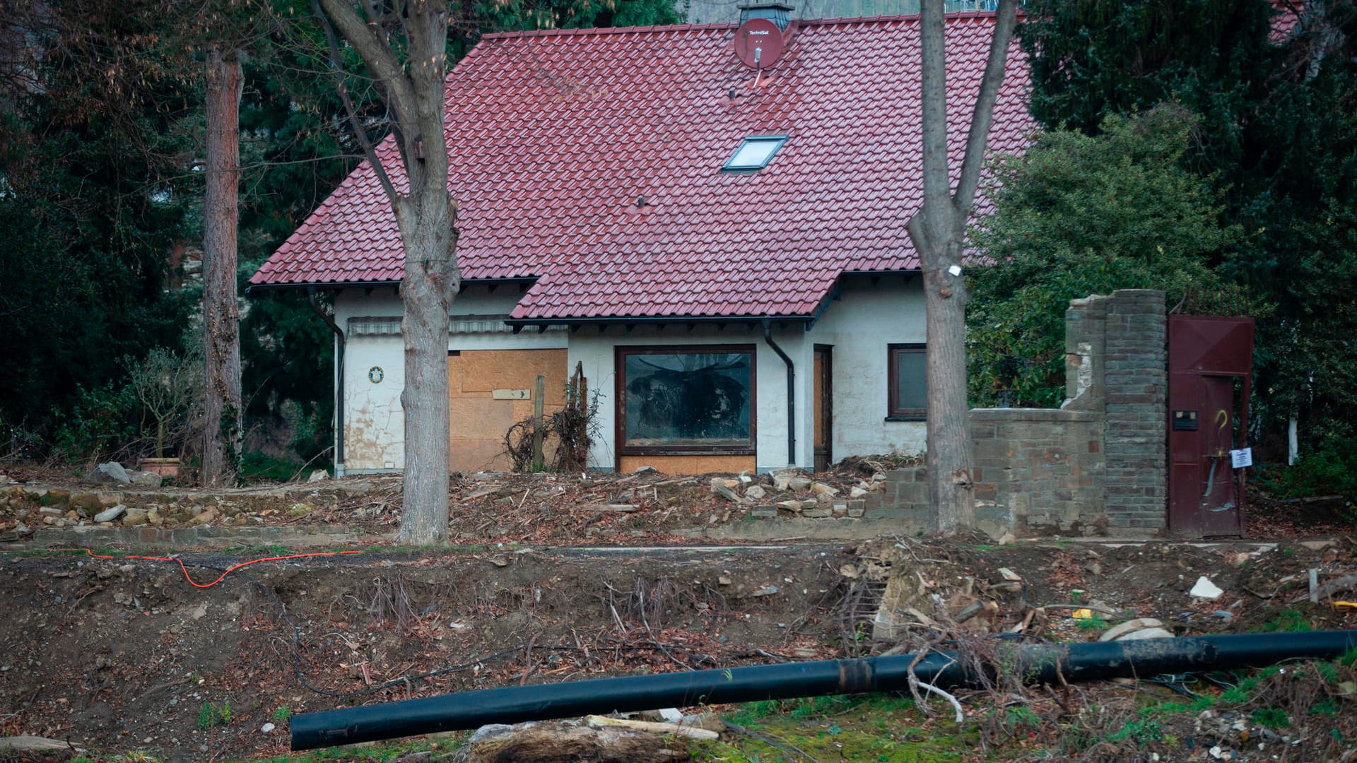 Ein verwüstetes Grundstück im Ahrtal: Auch ein halbes Jahr nach der Flut kämpfen noch viele mit den Folgen.