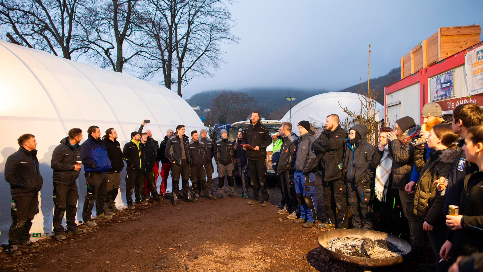 Zahlreiche Helferinnen und Helfer treffen sich: An diesem Tag werden sie wieder hilfsbedürftigen Menschen mit einer Heizanlage aushelfen.