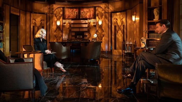 Unheilvolle Begegnung: Die gerissene Psychiaterin Doktor Lilith Ritter (Cate Blanchett) tritt in das Leben von Stanton Carlisle (Bradley Cooper).