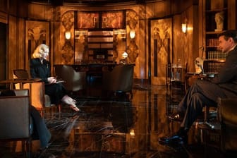 Unheilvolle Begegnung: Die gerissene Psychiaterin Doktor Lilith Ritter (Cate Blanchett) tritt in das Leben von Stanton Carlisle (Bradley Cooper).