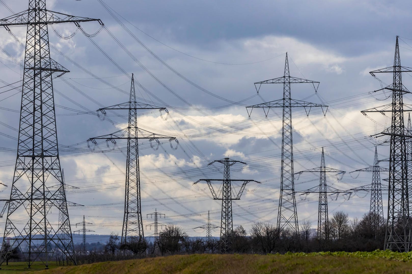 Hochspannungsmast in Baden-Württemberg (Symbolbild): Etwa eine Stunde waren die betroffenen Haushalte ohne Strom.