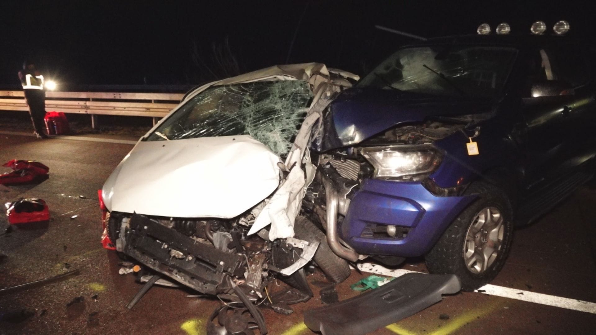 Ein Ford SUV fuhr einem quer auf der Straße stehenden Mitsubishi in die Fahrerseite: Zuvor war es zu einem Auffahrunfall gekommen. Ein Ford SUV fuhr einem quer auf der Straße stehenden Mitsubishi in die Fahrerseite: Zuvor war es zu einem Auffahrunfall gekommen.
