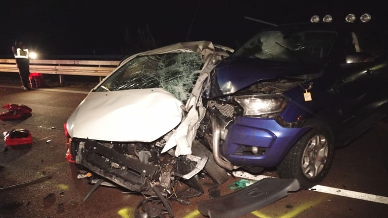 Ein Ford SUV fuhr einem quer auf der Straße stehenden Mitsubishi in die Fahrerseite: Zuvor war es zu einem Auffahrunfall gekommen.