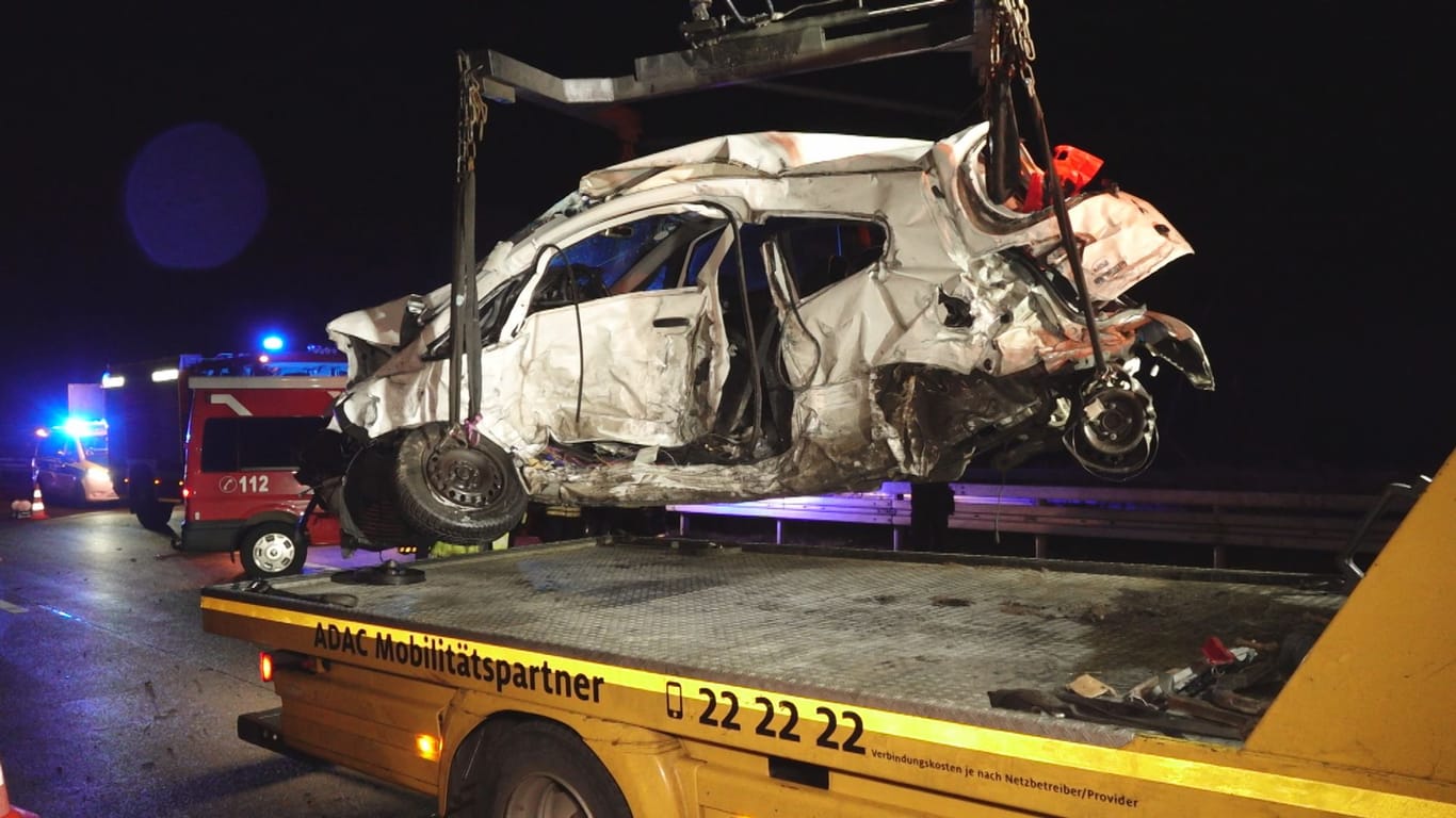 Der Mitsubishi wurde schwer zertrümmert: Der Fahrer erlag seinen Verletzungen.
