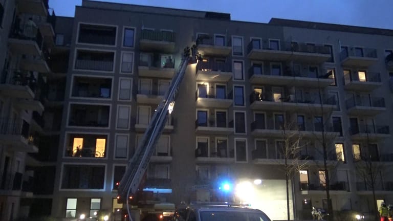 Die Feuerwehr mit Drehleiter im Einsatz: In der südlichen Innenstadt hat es in einer Wohnung gebrannt.
