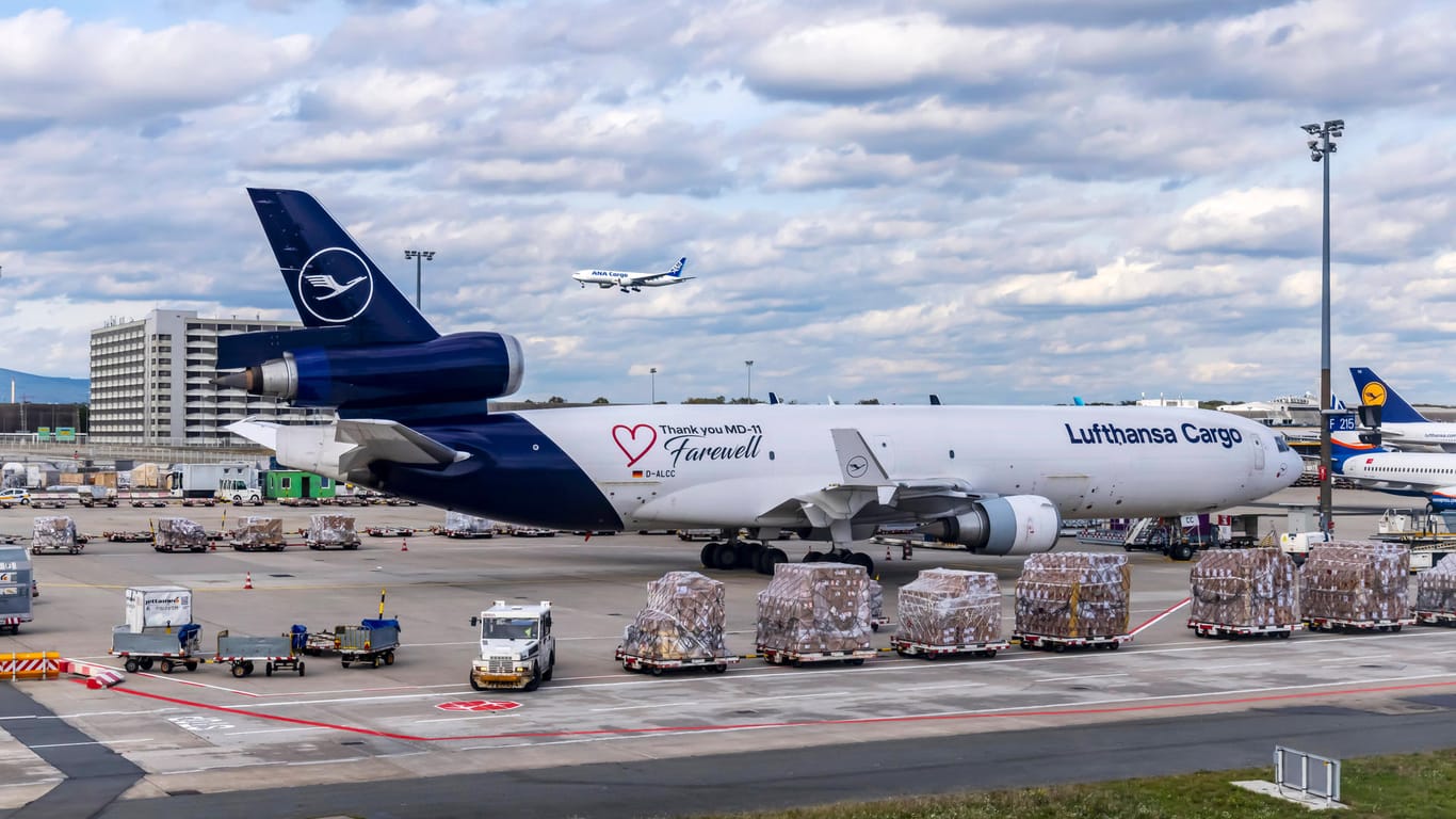 Frachtflugzeug am Flughafen Frankfurt (Archivbild): Das Cargo-Geschäft boomt.