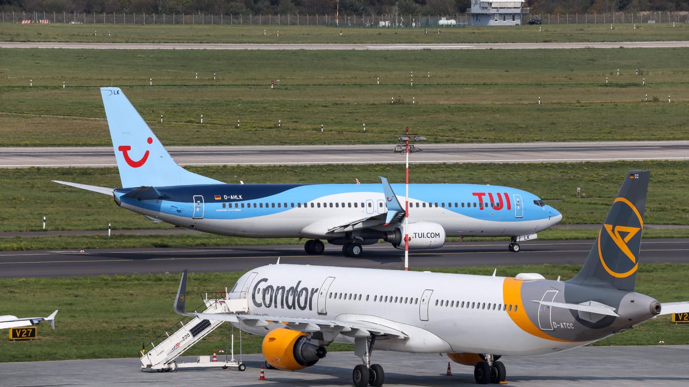 Flugzeuge auf dem Rollfeld am Düsseldorfer Flughafen: Die Auswirkungen der Corona-Pandemie haben den Flughäfen einen herben Schlag versetzt.