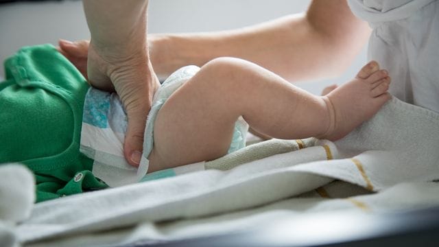 Mehr Licht bitte! Der Wickeltisch sollte gut beleuchtet sein - aber nicht so, dass der Knirps dabei geblendet wird.