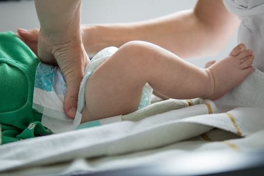 Mehr Licht bitte! Der Wickeltisch sollte gut beleuchtet sein - aber nicht so, dass der Knirps dabei geblendet wird.