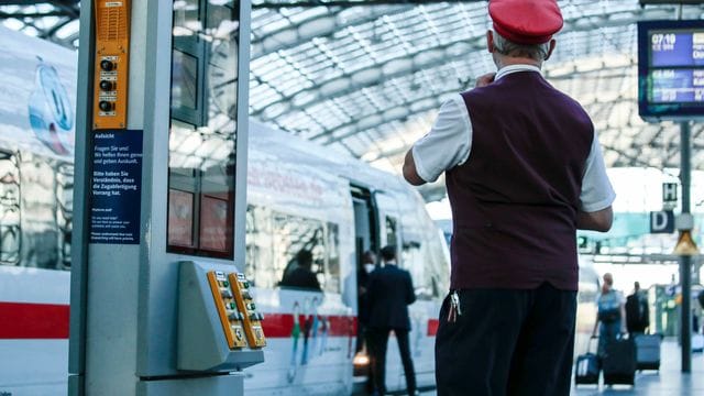 Die Bahn sucht neue Fahrdienstleiter, Elektroniker und Lokführer.