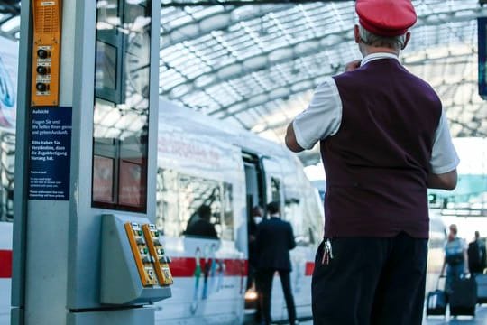 Die Bahn sucht neue Fahrdienstleiter, Elektroniker und Lokführer.