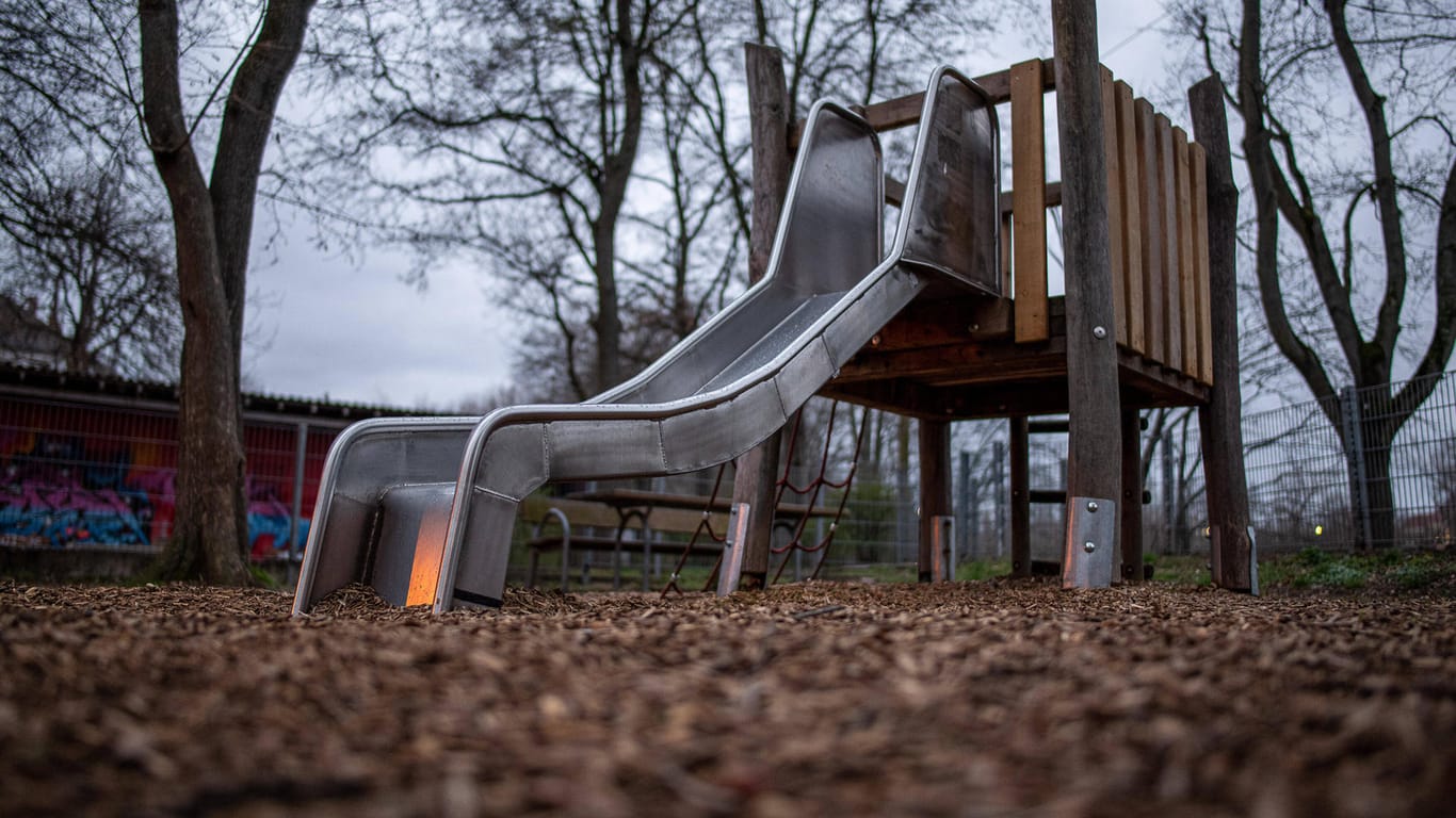 Rutsche auf einem Spielplatz (Symbolbild): Der Sticker mit Rasierklinge war an einem öffentlich zugänglichen Spielgerät in Leipzig angebracht.