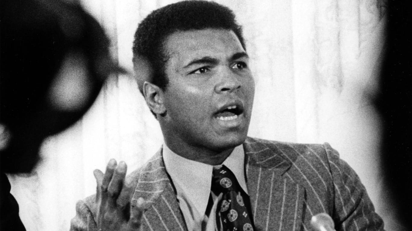 Muhammad Ali: Der Boxer im Jahr 1974 bei einer Pressekonferenz.