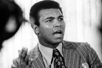 Muhammad Ali: Der Boxer im Jahr 1974 bei einer Pressekonferenz.