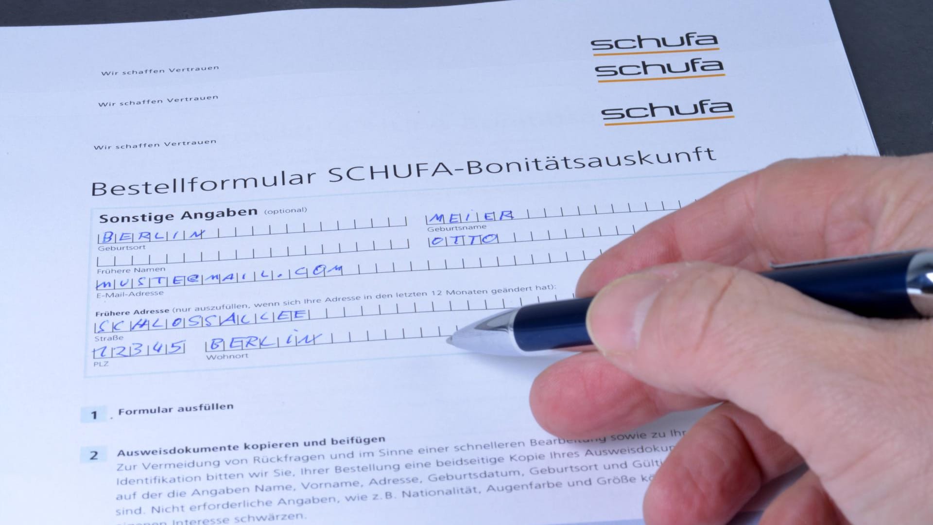 Schufa-Bonitätsauskunft (Symbolbild): Bei der Schufa können Sie kostenlos eine Selbstauskunft anfordern.