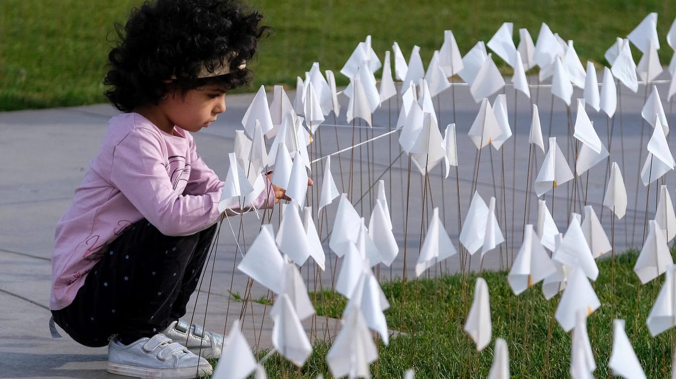 Ein Mädchen besucht eine Covid-Gedenkstätte in Los Angeles: Mehr als 167.000 Kinder in den USA haben mindestens ein Elternteil an die Krankheit verloren. (Symbolfoto)