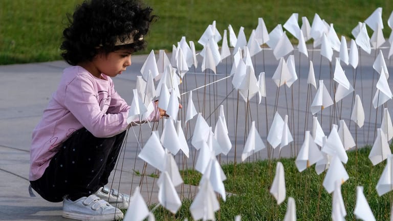 Ein Mädchen besucht eine Covid-Gedenkstätte in Los Angeles: Mehr als 167.000 Kinder in den USA haben mindestens ein Elternteil an die Krankheit verloren. (Symbolfoto)