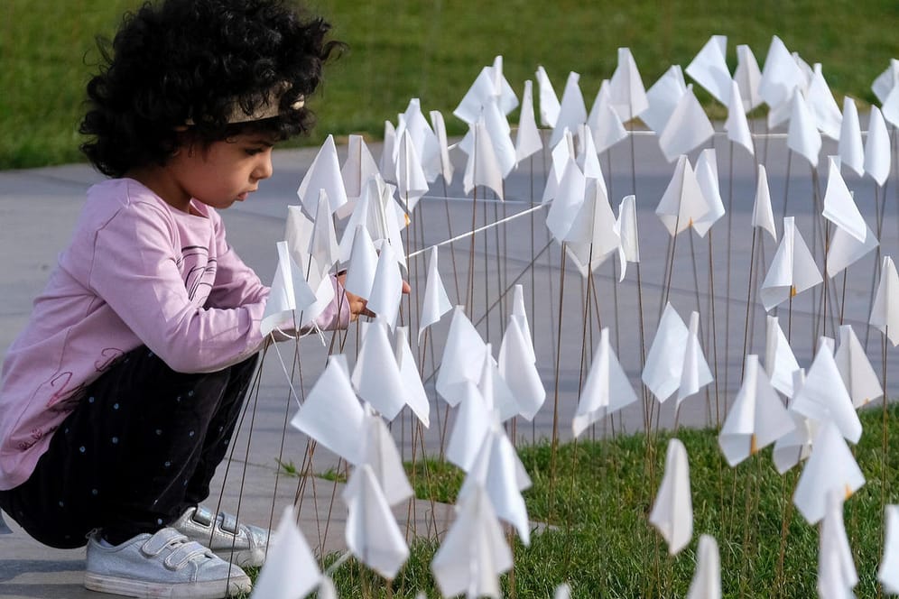 Ein Mädchen besucht eine Covid-Gedenkstätte in Los Angeles: Mehr als 167.000 Kinder in den USA haben mindestens ein Elternteil an die Krankheit verloren. (Symbolfoto)
