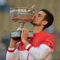 Novak Djokovic gewann 2021 die French Open. Wird dem Serben nach den Australian Open auch in Paris die Möglichkeit auf die Titelverteidigung verweigert?