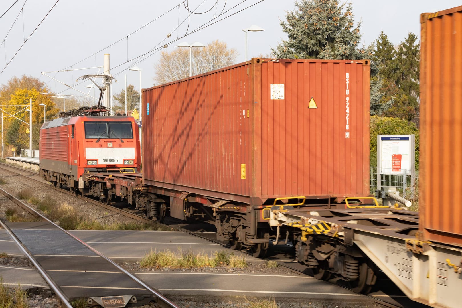 Ein Güterzug fährt durch einen Bahnhof (Symbolbild): Das Mädchen konnte nicht mehr rechtzeitig abspringen.