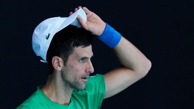 Die Teilnahme des Tennisprofis Novak Djokovic an den French Open im Mai wird unwahrscheinlicher. Die Teilnahme des Tennisprofis Novak Djokovic an den French Open im Mai wird unwahrscheinlicher.