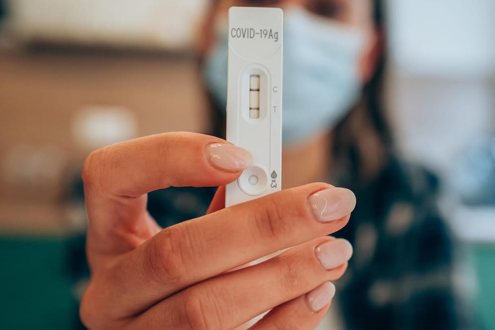 Positiver Corona-Test: Schon vor dem PCR-Test sollten Sie sich so gut wie möglich isolieren.