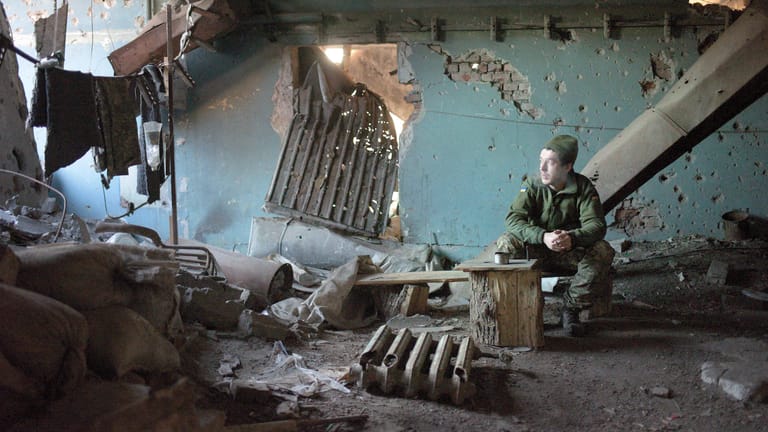 Ein ukrainischer Soldat in der Region Donetsk: Hier kommt es seit 2014 immer wieder zu Feuergefechten.