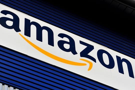 Das Amazon-Logo an einem Londoner Logistikzentrum.