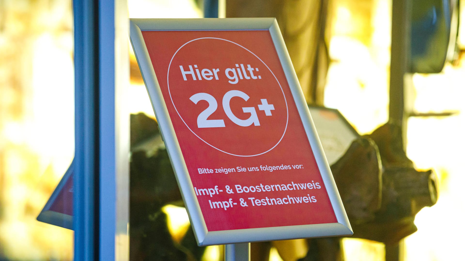 Ein 2G-plus-Schild steht am Eingang eines Restaurants (Symbolbild): In NRW haben sich erneut die Corona-Regeln geändert.