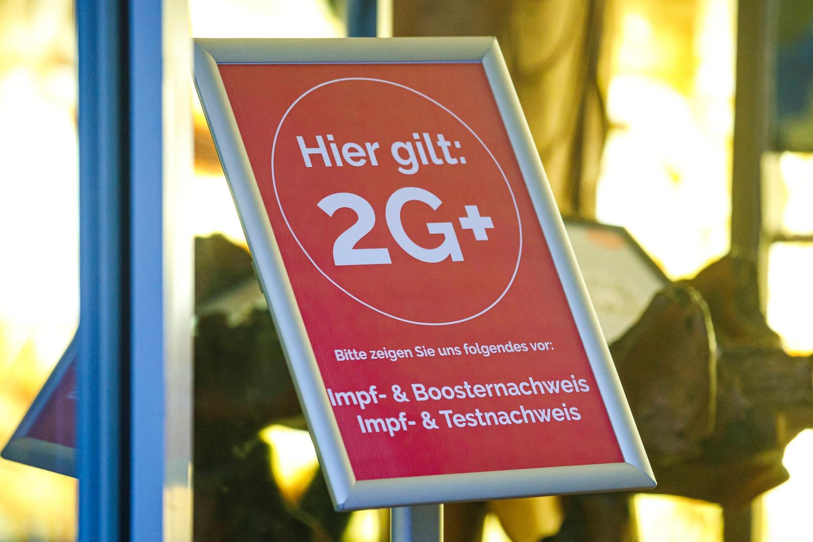 Ein 2G-plus-Schild steht am Eingang eines Restaurants (Symbolbild): In NRW haben sich erneut die Corona-Regeln geändert.