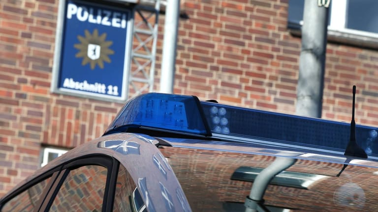 Ein Polizeiwagen steht vor einer Polizeistation (Symbolbild): Nach der Feststellung ihrer Personalien konnte die Jugendlichen wieder gehen.