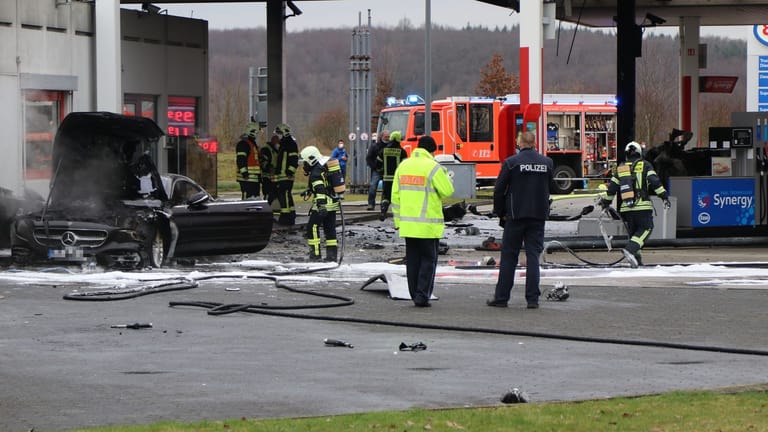 Polizei und Feuerwehr am Einsatzort: Der Vorfall ereignete sich an der Rastanlage Langen-Bergheim Ost an der Autobahn 45 in Hessen.
