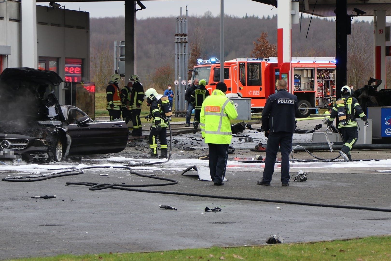 Polizei und Feuerwehr am Einsatzort: Der Vorfall ereignete sich an der Rastanlage Langen-Bergheim Ost an der Autobahn 45 in Hessen.