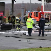 Polizei und Feuerwehr am Einsatzort: Der Vorfall ereignete sich an der Rastanlage Langen-Bergheim Ost an der Autobahn 45 in Hessen.