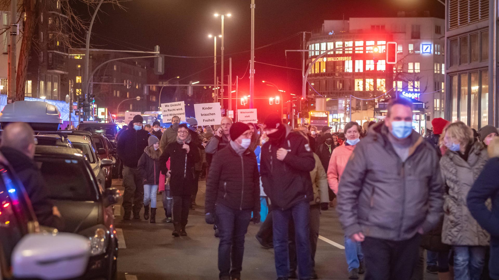 Gegner der Corona-Maßnahmen ziehen durch die Straßen (Archivbild): Erneut bereitet sich die Polizei auf zahlreiche Proteste vor. Gegner der Corona-Maßnahmen ziehen durch die Straßen (Archivbild): Erneut bereitet sich die Polizei auf zahlreiche Proteste vor.
