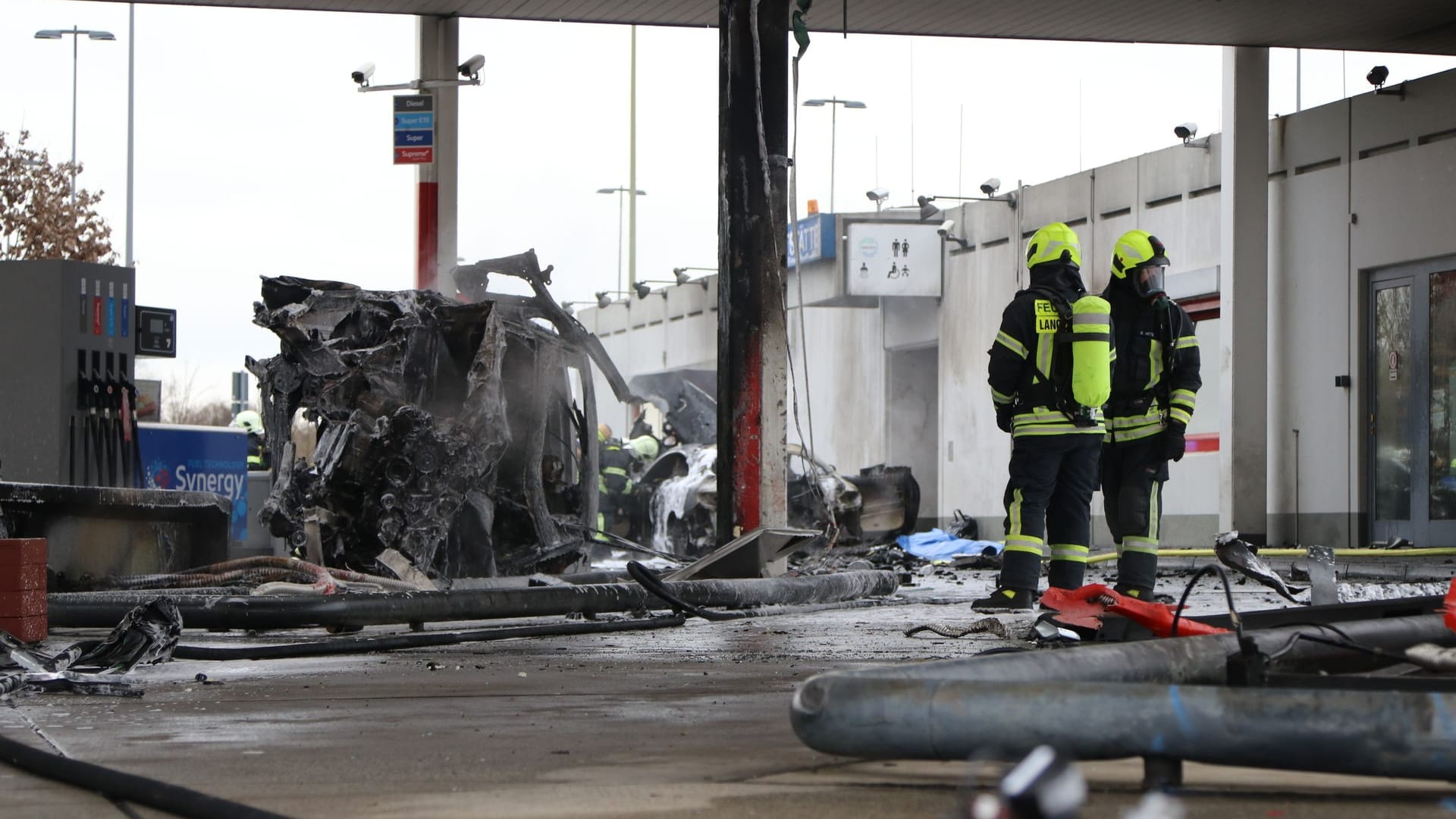 Ein Toter wurde in dem Wagen gefunden, der in die Zapfsäulen gerast war: Die Kriminalpolizei hat die Ermittlungen übernommen.