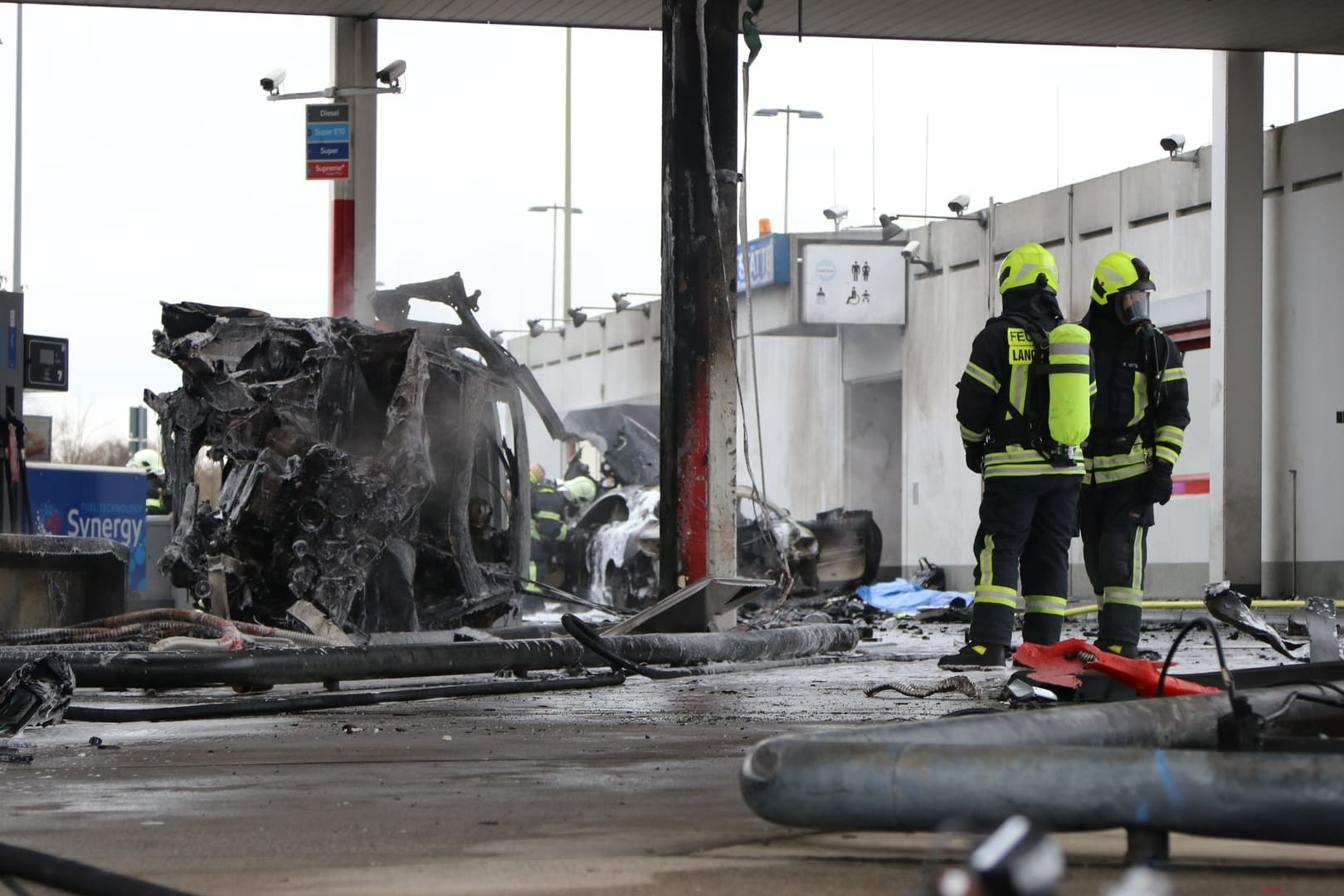 Ein Toter wurde in dem Wagen gefunden, der in die Zapfsäulen gerast war: Die Kriminalpolizei hat die Ermittlungen übernommen.