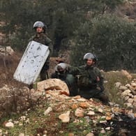Soldaten im Westjordanland (Archivbild): Ein Palästinenser hat versucht, einen Soldaten anzugreifen.
