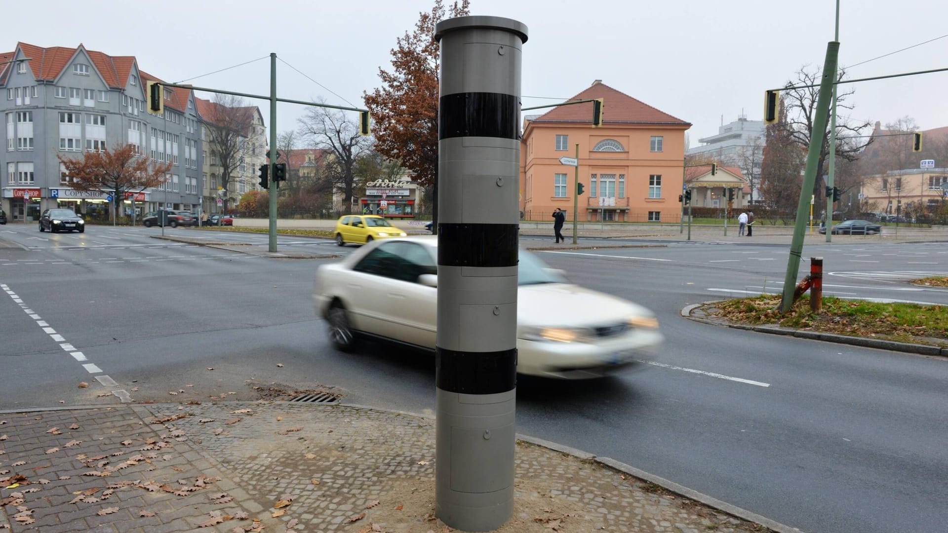 Blitzsäule: Ampelblitzer zeichnen sowohl den Rotlichtverstoß als auch eine überhöhte Geschwindigkeit auf.