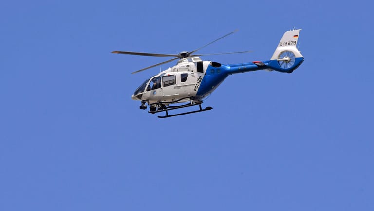 Polizeihelikopter in Bayern (Symbolbild): Auch ein Helikopter wurde zur Verfolgung des Mannes eingesetzt.