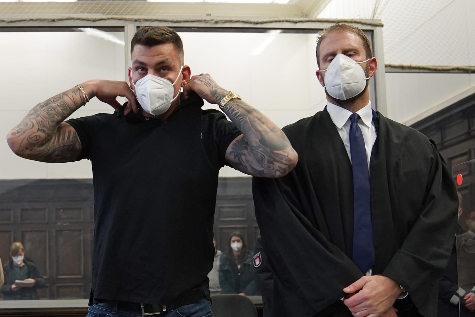 Der Rapper Gzuz (l.) neben seinem Rechtsanwalt Christopher Posch zu Beginn der Berufungsverhandlung im Sitzungssaal des Strafjustizgebäudes.